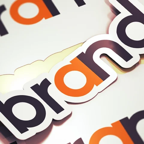 Pages ouvertes d'une charte graphique présentant les règles d'usage du logo