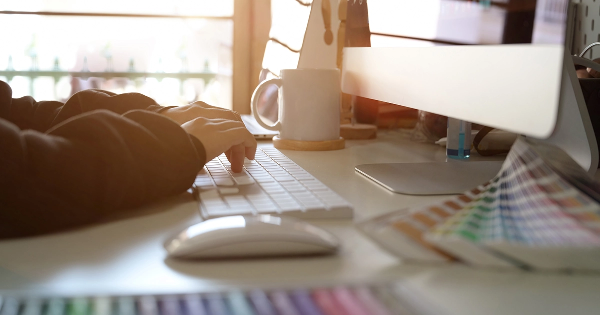 Écran d'ordinateur affichant du code lors d'une mise à jour de maintenance WordPress